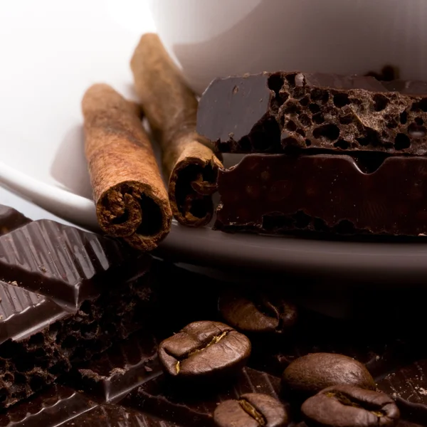 Chocolate, grãos de café, pau de canela — Fotografia de Stock