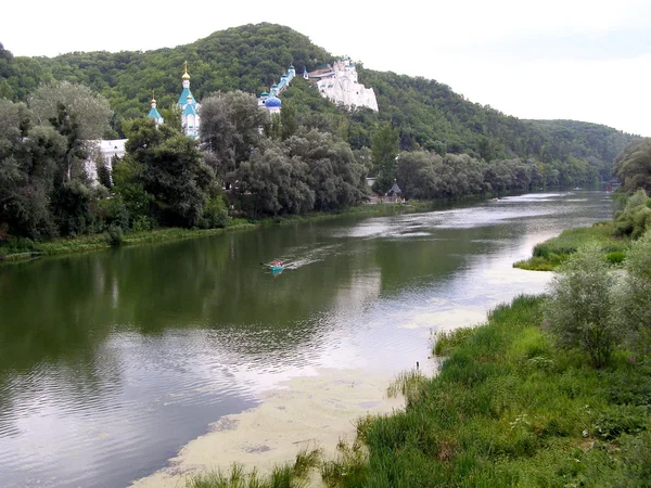 Monasterio en el río — Foto de Stock