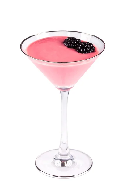 Cocktail com uma amora-preta em um alto gla — Fotografia de Stock