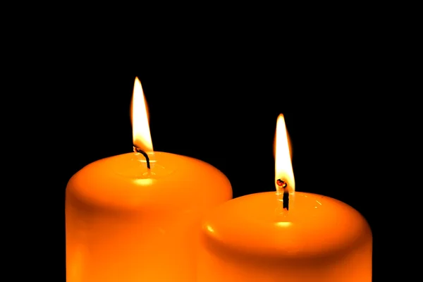 Kerzen brennen im Dunkeln — Stockfoto