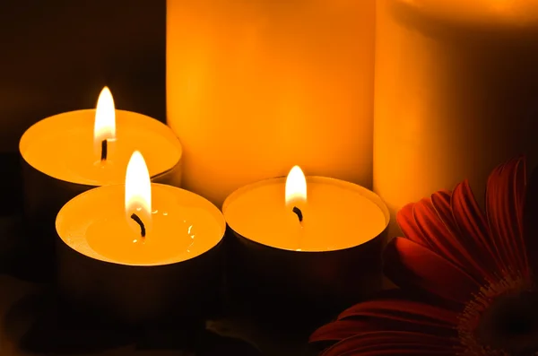 Svíčky hořící ve tmě — Stock fotografie