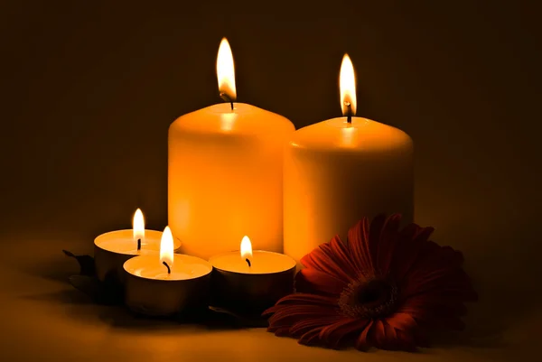 Kerzen brennen im Dunkeln — Stockfoto