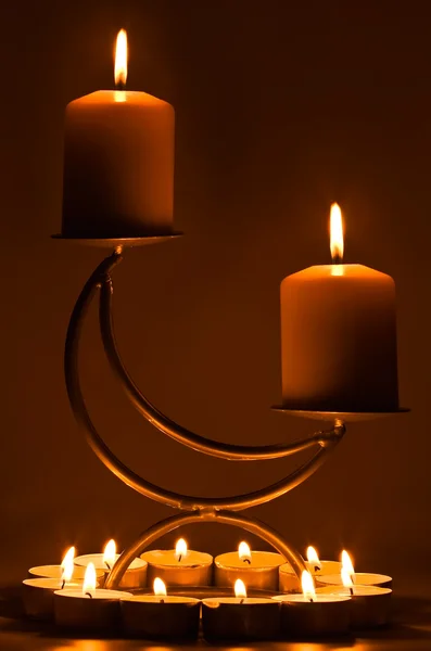 Brennende Kerzen auf einer Stütze — Stockfoto