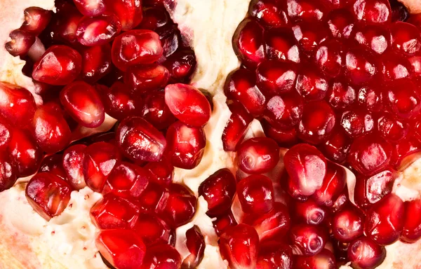 Tahıl içinde sulu kırmızı nar — Stok fotoğraf