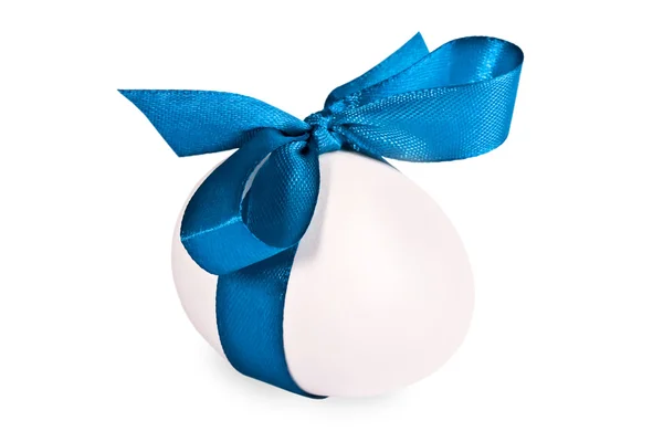 Яйцо украшено темно-синей лентой — стоковое фото