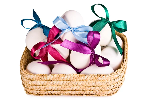 Cesta con huevos, sobre un blanco — Foto de Stock