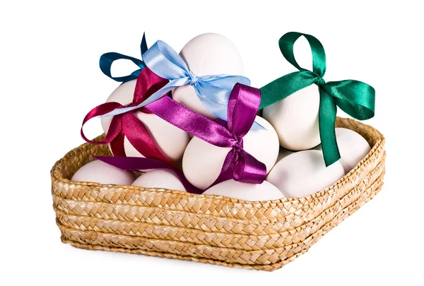 Cesta con huevos, sobre un blanco — Foto de Stock