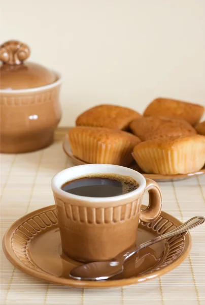 Kawa z fruitcakes. — Zdjęcie stockowe