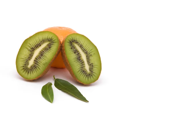 Dos mitades kiwi y una naranja . — Foto de Stock