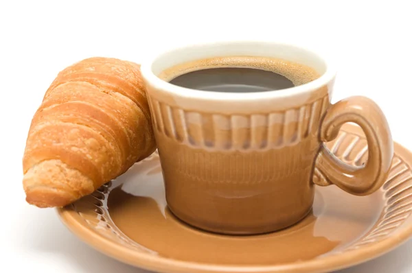 Café preto com um croissant — Fotografia de Stock