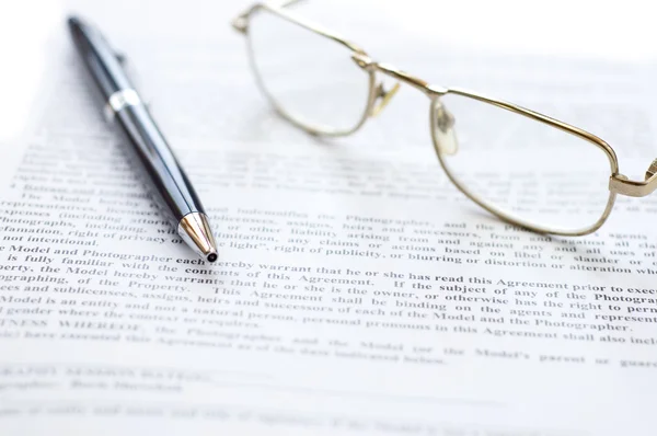 Documento, óculos e caneta . — Fotografia de Stock