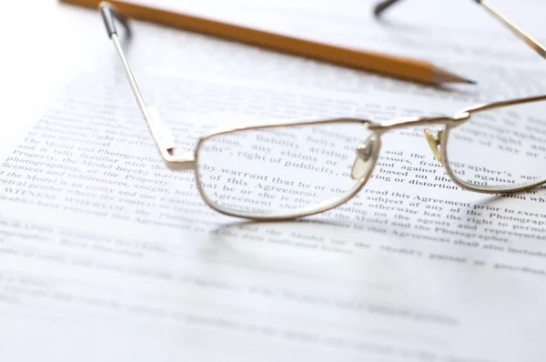 Dokument, Brille und Bleistift. — Stockfoto