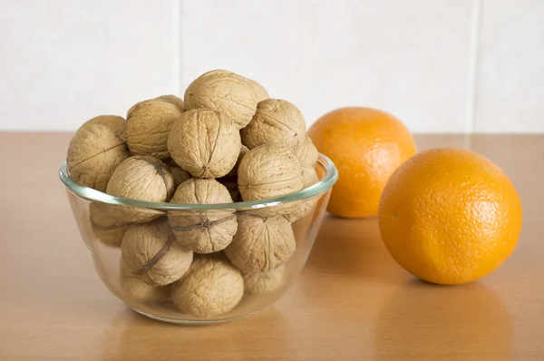 Frutta a guscio e arance . — Foto Stock