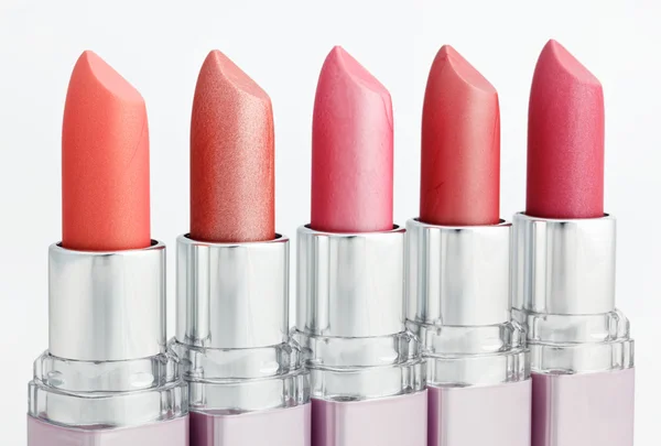 Kleur lippenstiften gerangschikt in lijn — Stockfoto