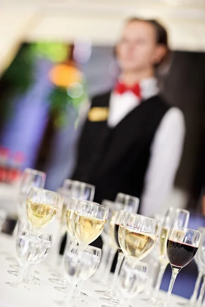 Set de copas de vino con camarero en borroso —  Fotos de Stock