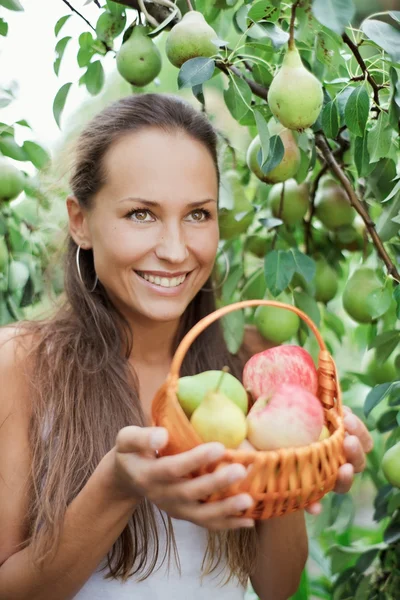Όμορφη κοπέλα στον κήπο με μήλα — Φωτογραφία Αρχείου