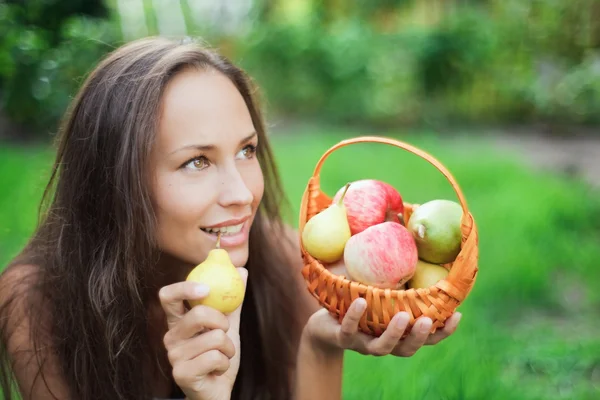 Vacker flicka utomhus med äpplen — Stockfoto