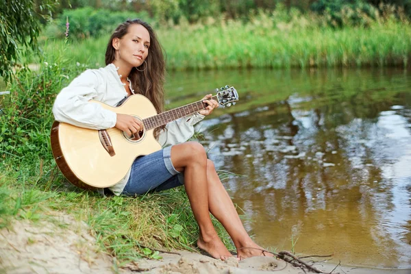 Όμορφη νεαρή γυναίκα με κιθάρα — Φωτογραφία Αρχείου