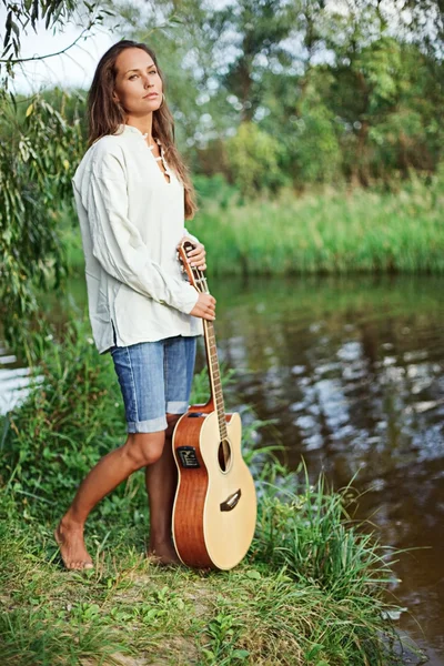 Beautiful young woman with guitar — Stock Photo, Image