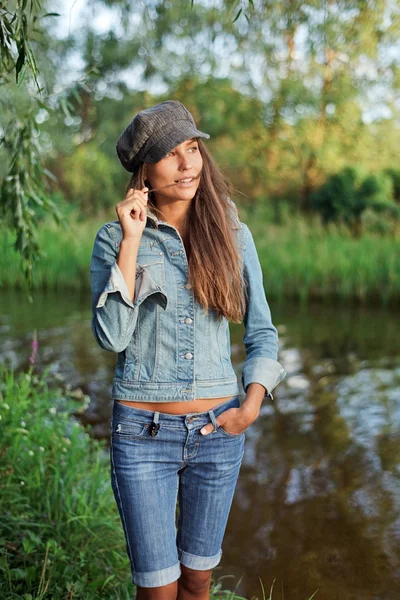 Ελκυστική νεαρή γυναίκα ντυμένη με jean — Φωτογραφία Αρχείου
