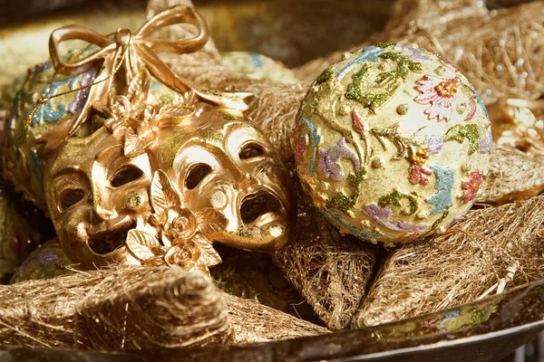 黄金のマスクが付いている新年装飾 — ストック写真