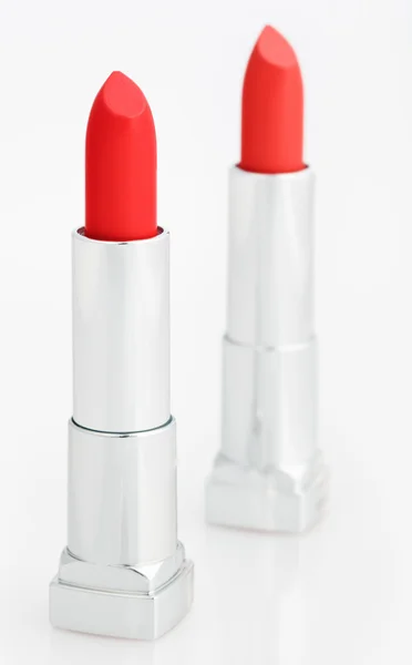 흰색 절연의 빨간 립스틱 2 개 — 스톡 사진