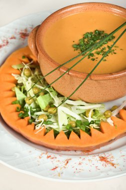 yeşillikleri ile dekore edilmiş olan balkabağı çorbası