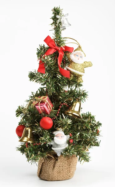 Dekorerad julgran på vit — Stockfoto