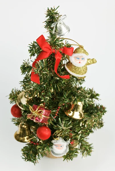 Στολισμένο χριστουγεννιάτικο δέντρο σε λευκό — Φωτογραφία Αρχείου