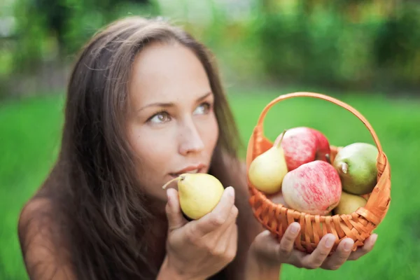 Beautiful woman outdoor with apples — Stock Photo, Image