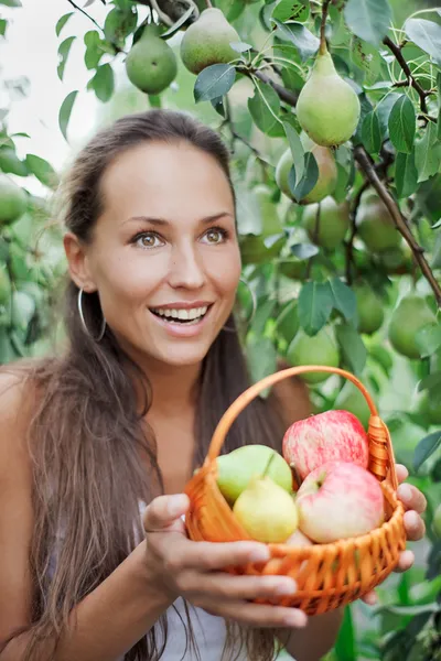 Όμορφη γυναίκα στον κήπο με την apple — Φωτογραφία Αρχείου