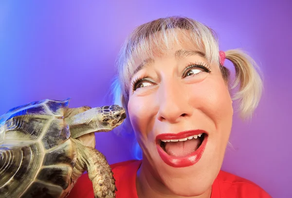 Mujer divertida con retrato de tortuga — Foto de Stock