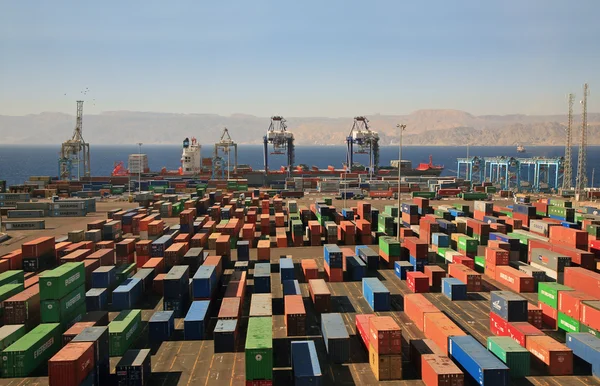 Containers af in een haven van lading — Stockfoto