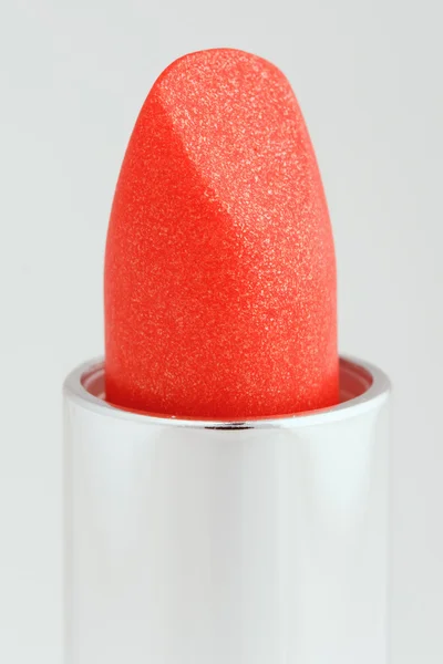 Roter Lippenstift auf weißem Makro — Stockfoto