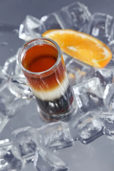 Cola de alcohol sobre fondo de cubo de hielo — Foto de Stock