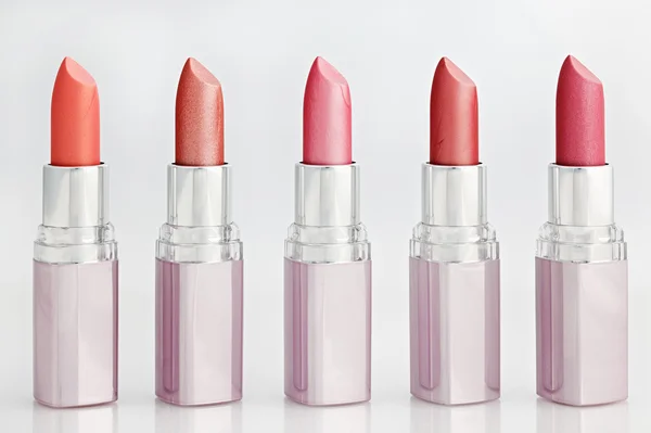Vijf kleur lippenstiften gerangschikt in lijn — Stockfoto
