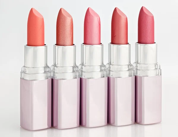 Kleur lippenstiften gerangschikt in lijn isoleren — Stockfoto