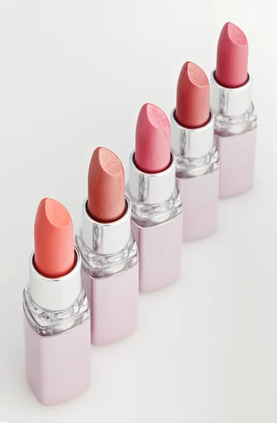 Kleur lippenstiften gerangschikt in lijn boven — Stockfoto
