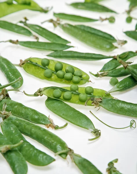 Bucce di piselli verdi isolate su bianco — Foto Stock