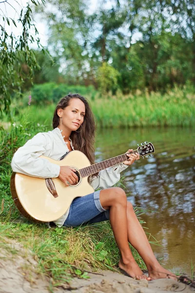 Όμορφη νεαρή γυναίκα με κιθάρα — Φωτογραφία Αρχείου