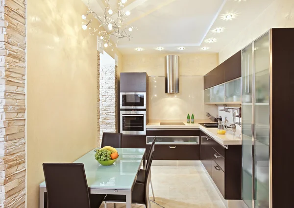 温暖的色调的现代厨房室内 — 图库照片