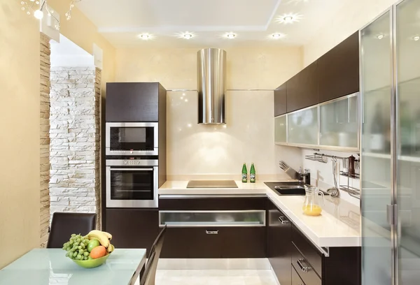 Interior da cozinha moderna em tons quentes — Fotografia de Stock