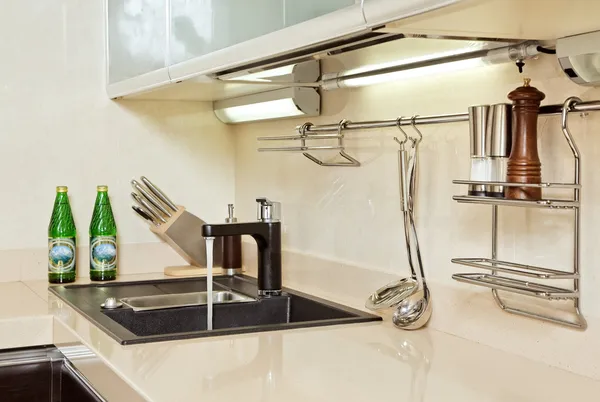 Moderní kuchyňský interiér s umyvadlem — Stock fotografie