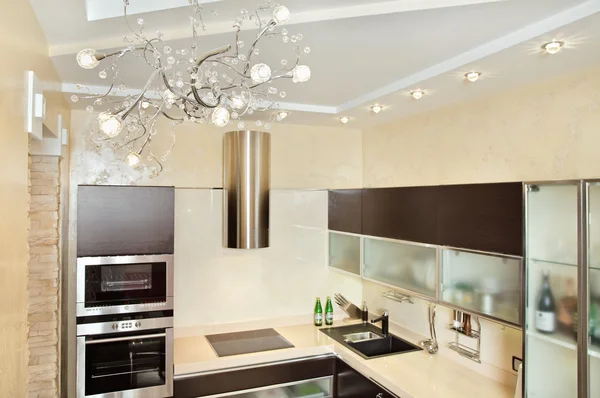 温暖的色调的现代厨房室内 — 图库照片