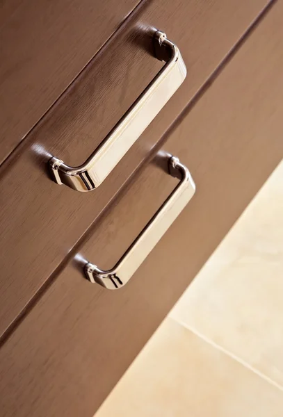 Brązowe drewniane szuflady z metalowa rączka — Zdjęcie stockowe
