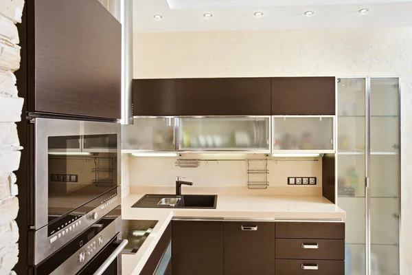 Interior da cozinha moderna com madeira dura — Fotografia de Stock