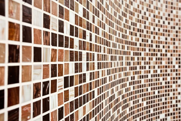 Muur met bruin mozaïek patroon — Stockfoto