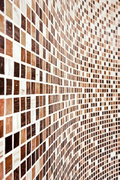 Wand mit braunem Mosaikmuster — Stockfoto