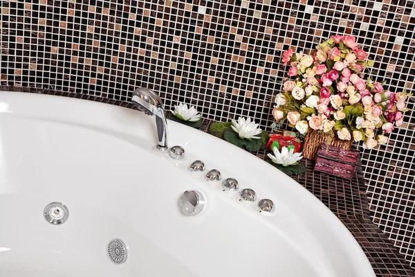Detalhe do banheiro com mosaico e jacuz — Fotografia de Stock