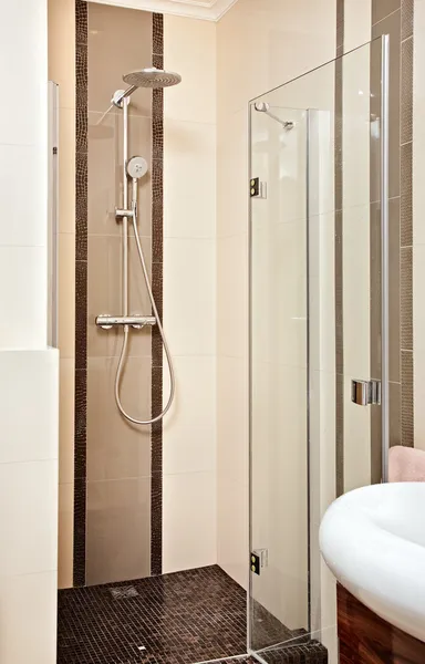 Duschkabine in Beigetönen — Stockfoto